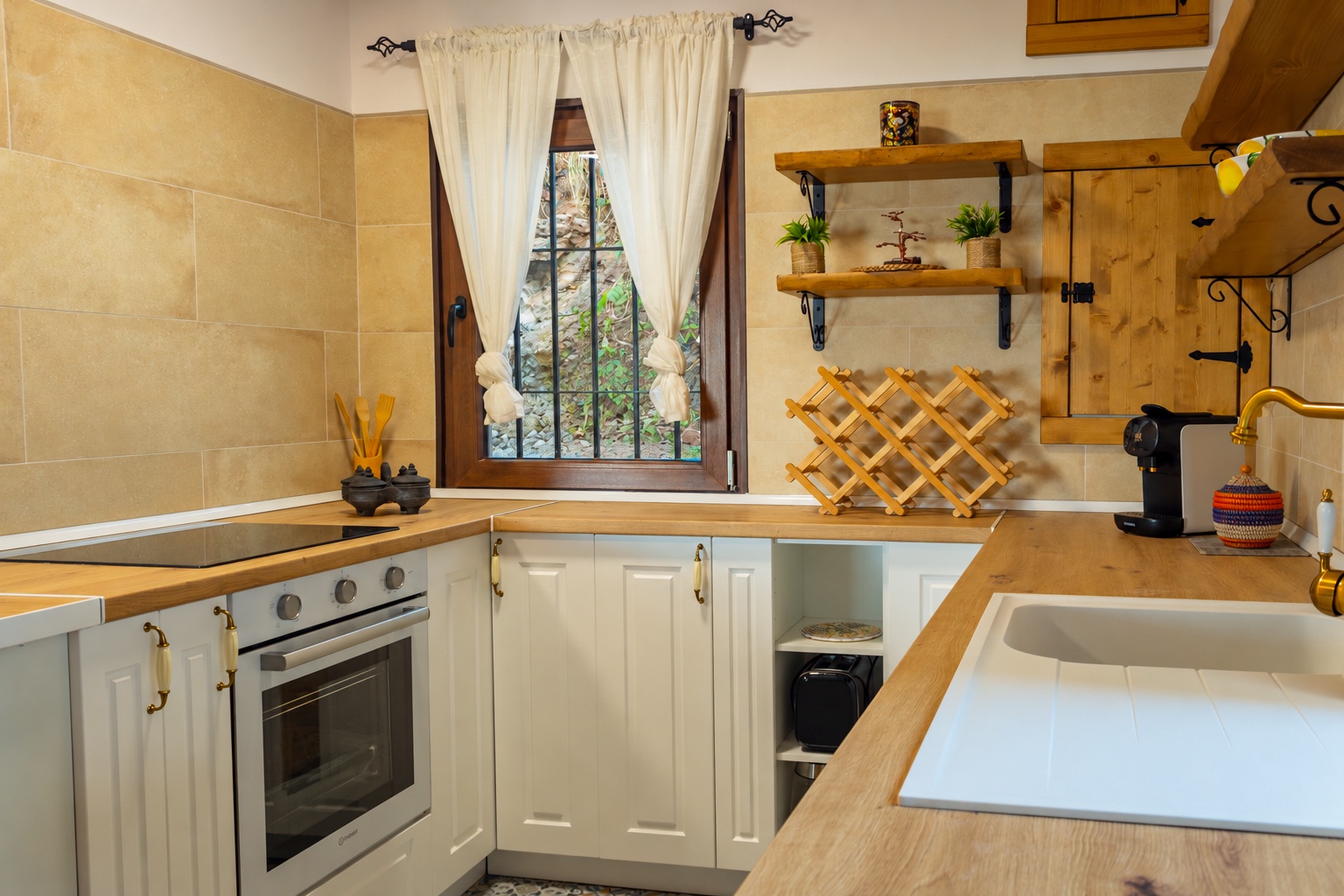 Villa Azahara: Kitchen · Natural wood details