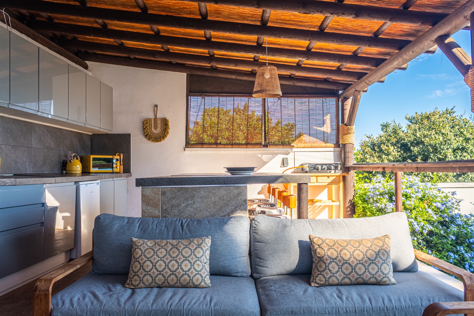 Villa Azahara: Outdoor lounge · Sunshine & shade